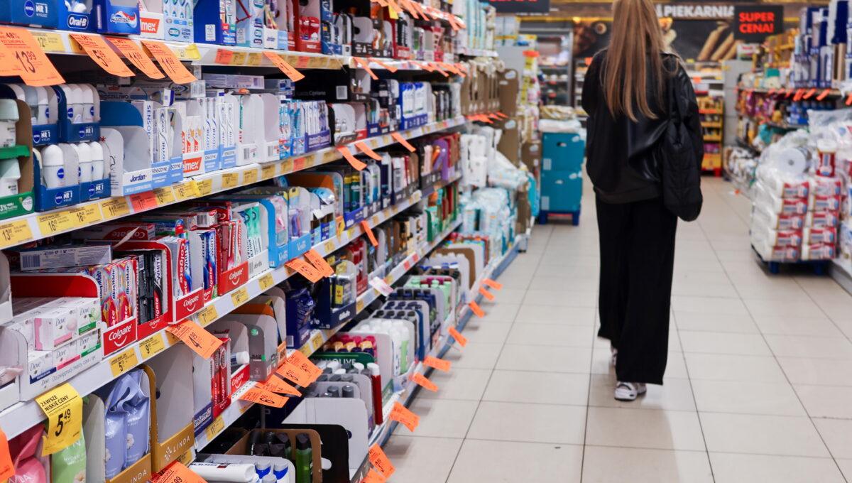 Na zdjęciu widać osobę na zakupach w supermarkecie