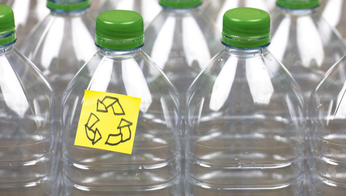 Zdjęcie przedstawia plastikowe butelki