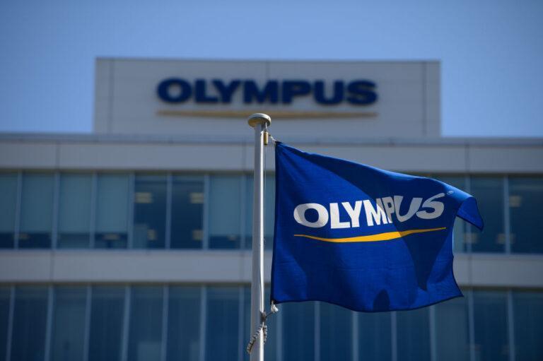 Na zdjęciu: logo i budynek firmy Olympus