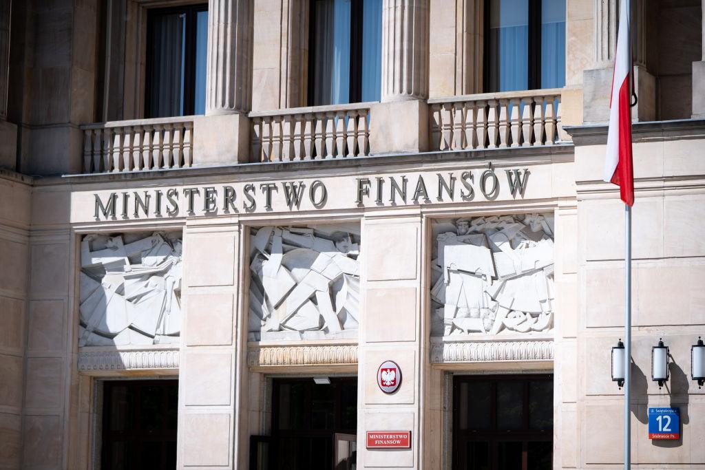 Ministerstwo Finansów proponuje, by banki zainteresowane dystrybucją obligacji skarbowych, utworzyły konsorcja z PKO BP lub Bankiem Pekao. Fot. Mateusz Włodarczyk/NurPhoto via Getty Images