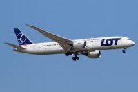 Na zdjęciu widać samolot typu Boeing 787 Dreamliner Polskich Linii Lotniczych LOT w powietrzu