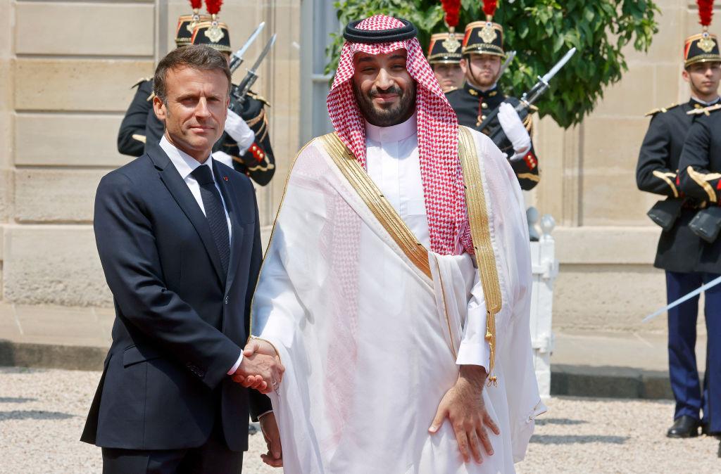 Na zdjęciu widać, jak prezydent Francji Emmanuel Macron wita się z Muhammadem ibn Salmanem, władcą Arabii Saudyjskiej