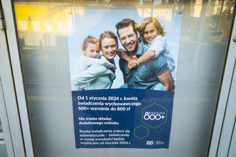 Plakat informujący o waloryzacji programu 500 plus do 800 plus