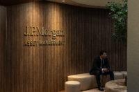 Logo JPMorgan Asset Management na ścianie biura