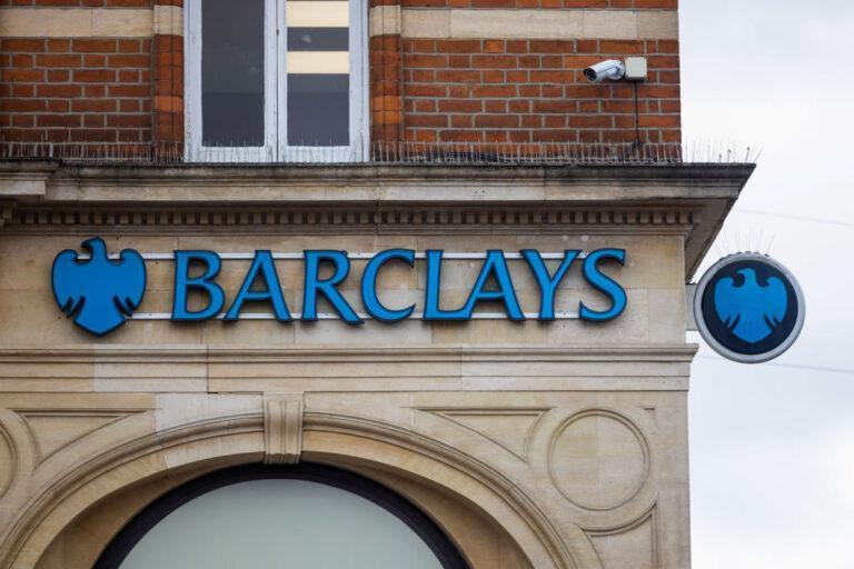 Zdjęcie przedstawiając stary budynek z logo Barclays