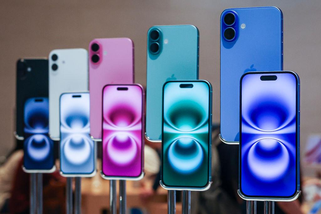 Na zdjęciu widać smartfony iPhone 16
