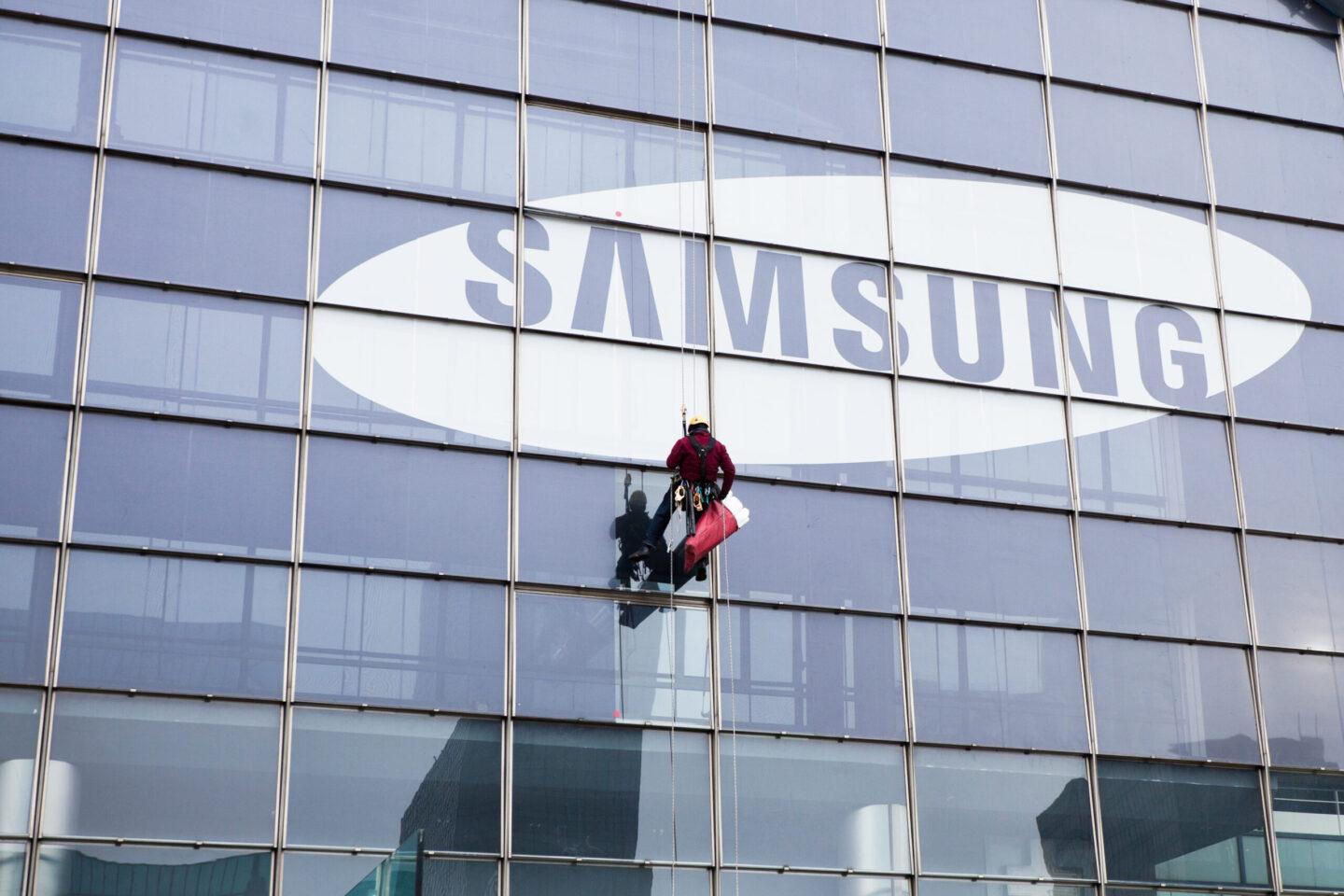 Logo Samsunga widoczne na siedzibie firmy w Paryżu