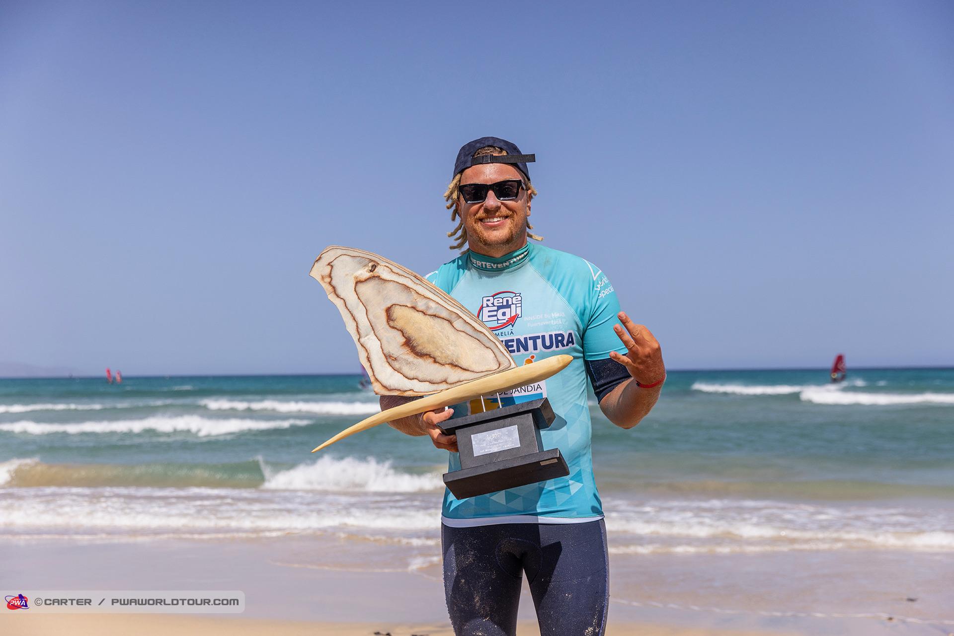 Windsurfer Maciej Rutkowski z nagrodą