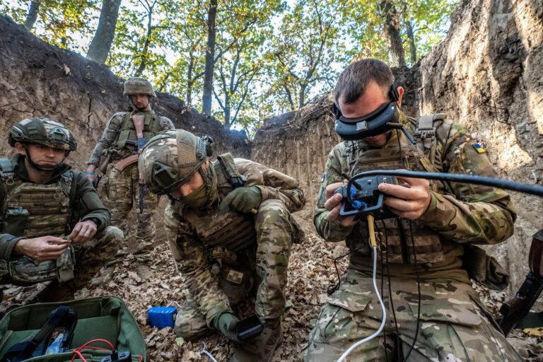 Na zdjęciu widać ukraińskich żołnierzy w leśnym okopie