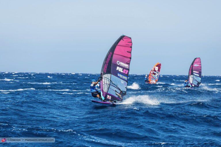 Windsurfer Maciej Rutkowski podczas wyścigów