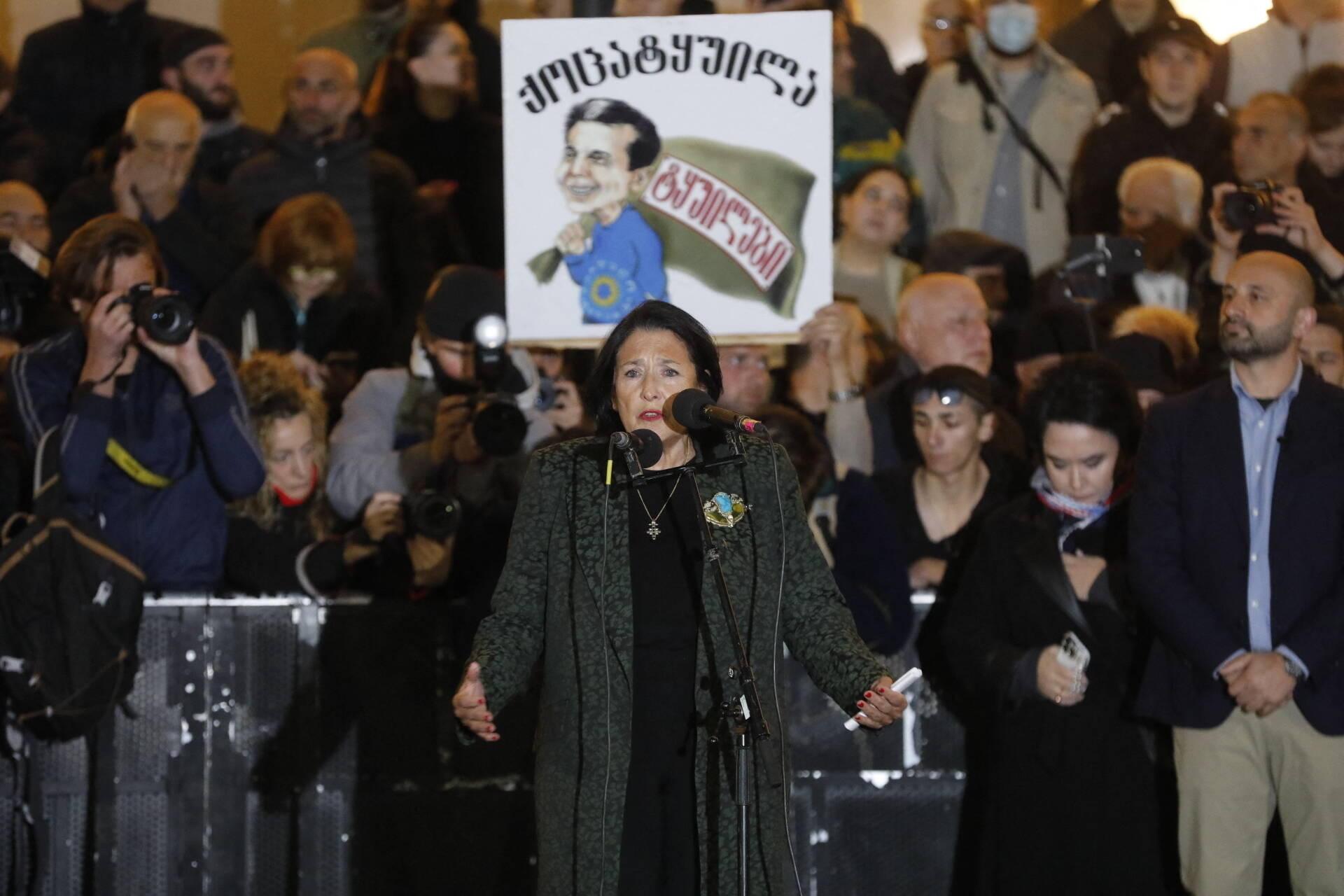 Prezydent Gruzji Salome Zurabiszwili ogłosiła, że nie uznaje wyników sobotnich wyborów parlamentarnych. Ogłosiła, że obywatele kraju „stali się świadkami i ofiarami rosyjskiej operacji specjalnej”. 