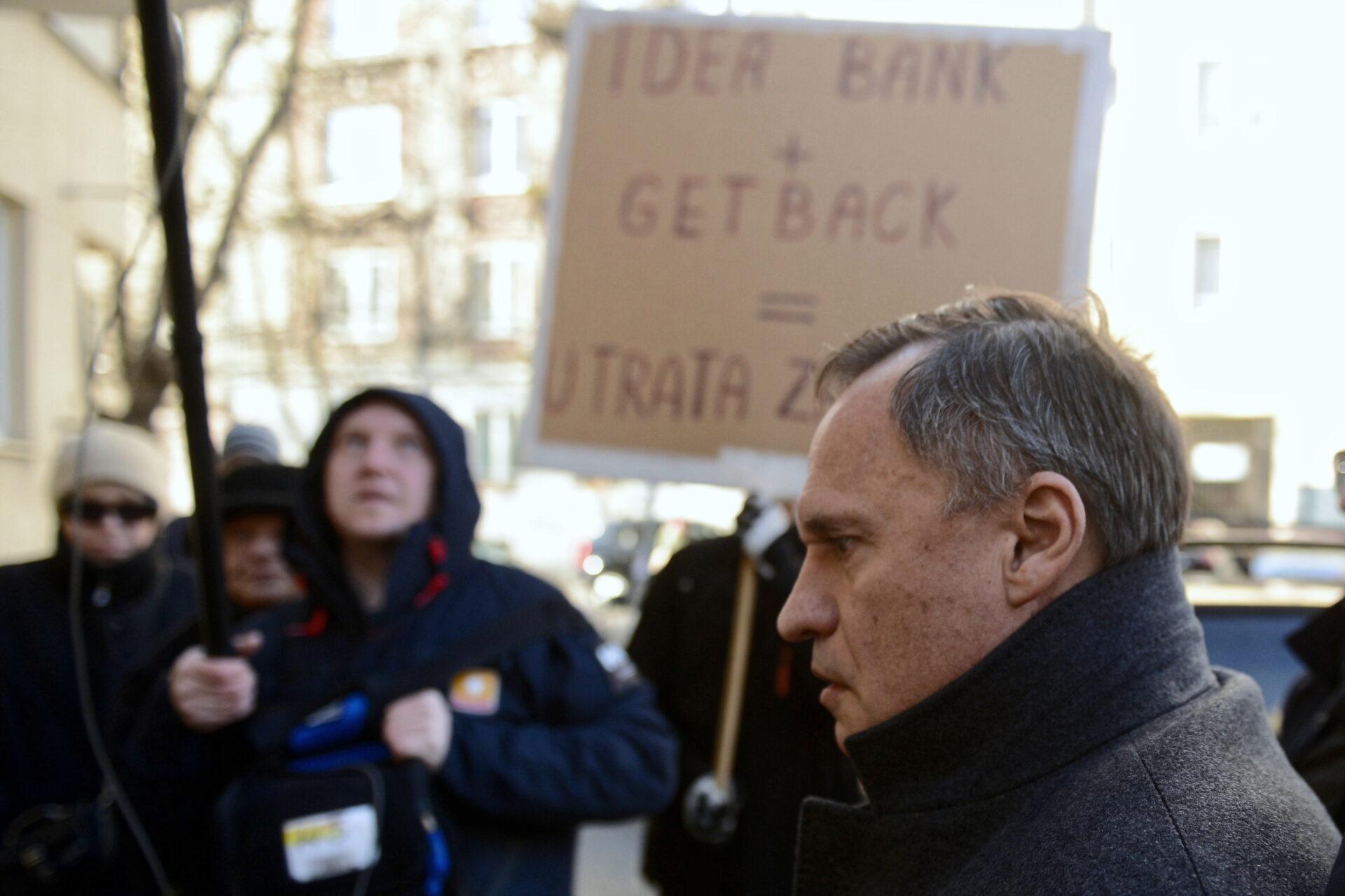 Zdjęcie przedstawia Leszka Czarneckiego, założyciela Getin Holding, w drodze do prokuratury