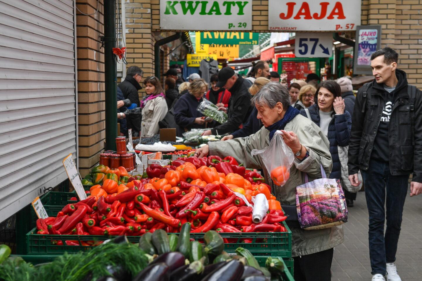 Zdjęcie przedstawia zakupy na warszawskim targu