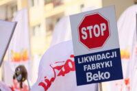 Na zdjęciu widać Protest pracowników łódzkiego i wrocławskiego zakładu Beko przed ambasadą Turcji w Warszawie