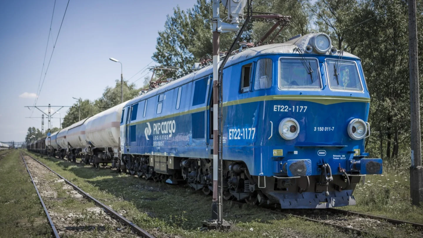 Na zdjęciu skład PKP Cargo na torach