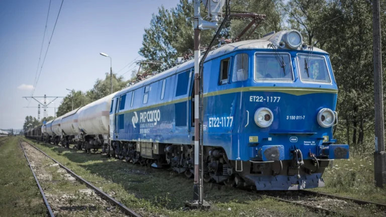 Na zdjęciu skład PKP Cargo na torach