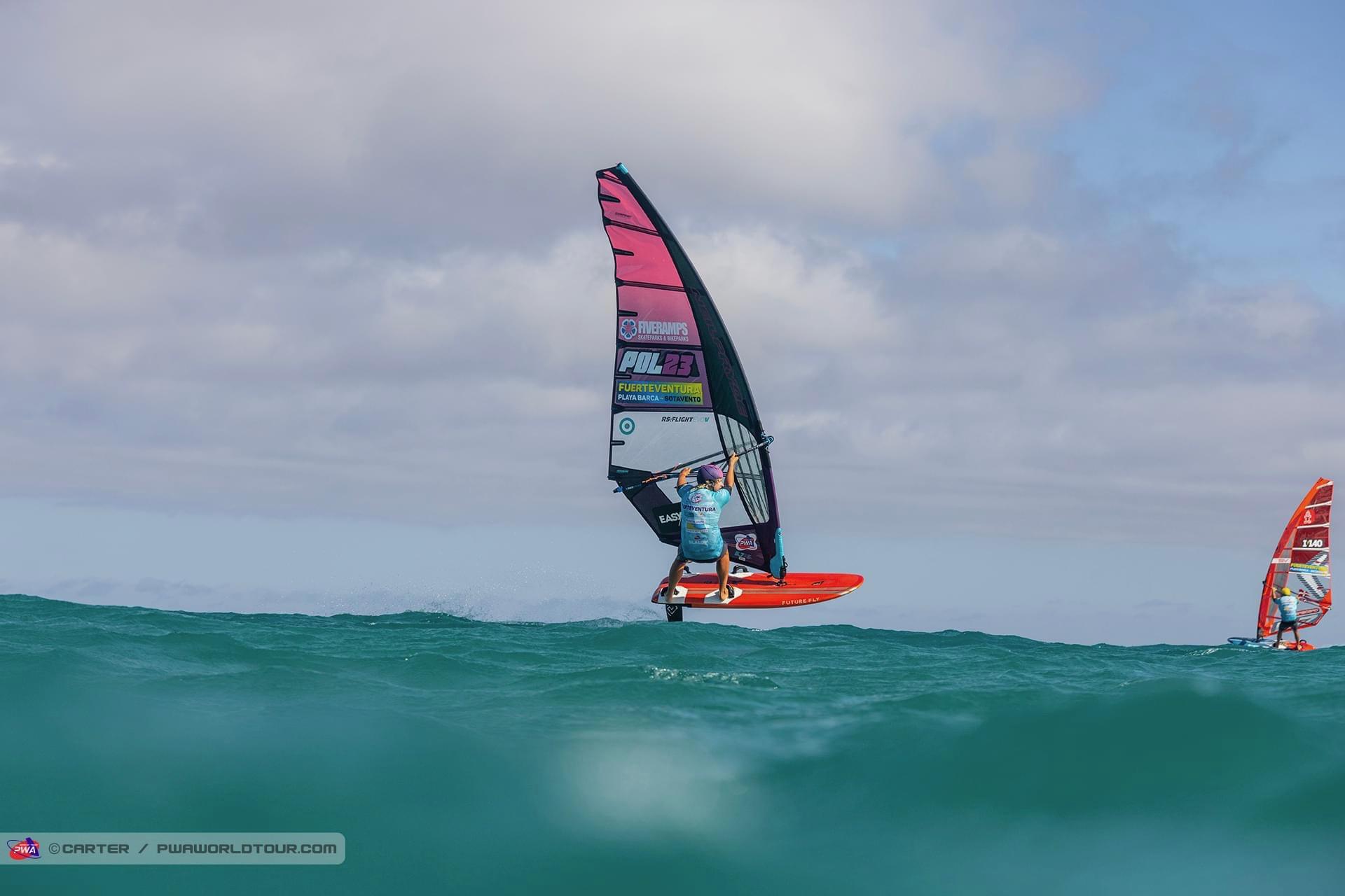 Windsurfer Maciej Grabowski podczas zawodów lub treningu