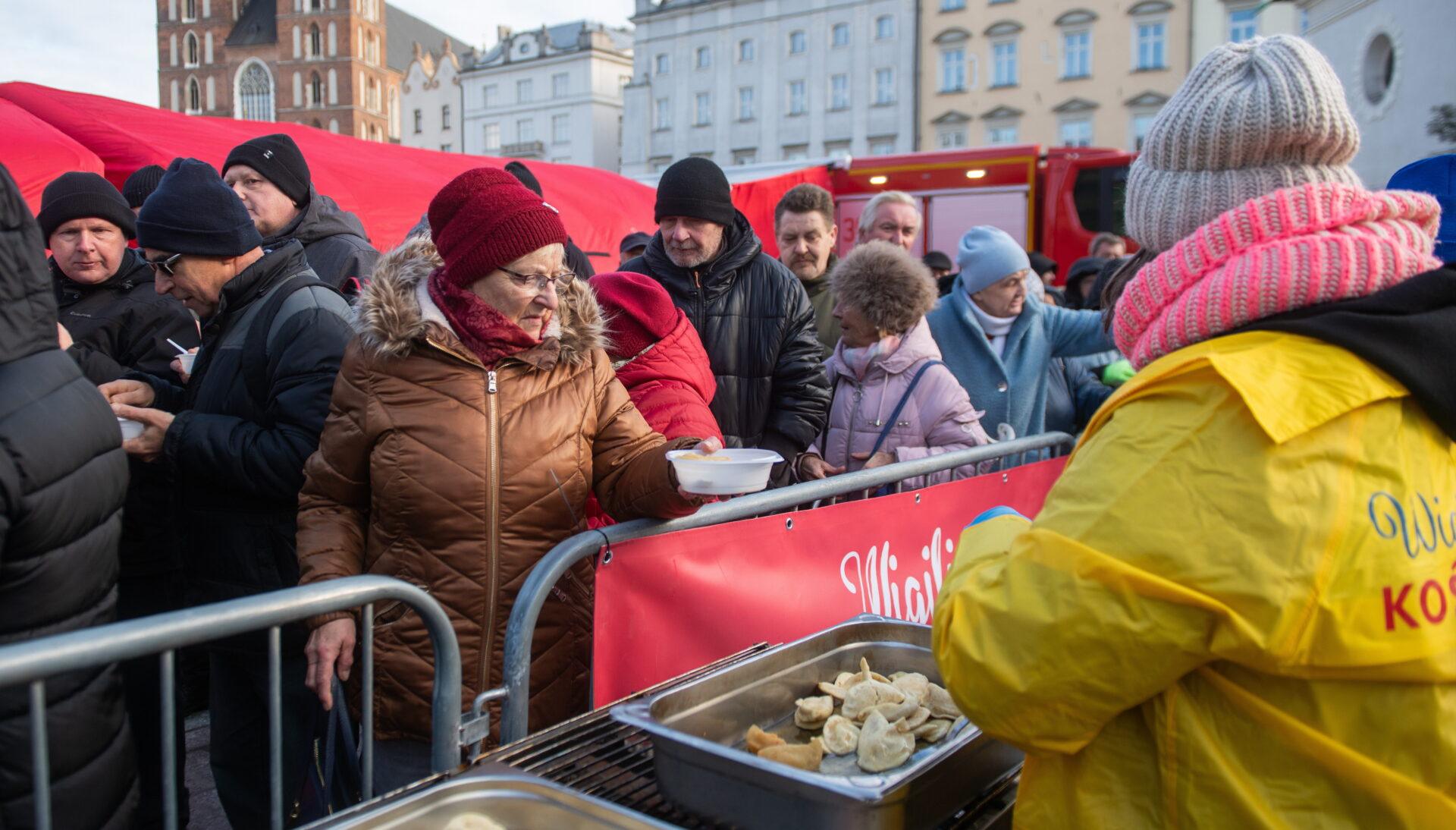 Na zdjęciu widać kolejkę osób ubogich po ciepły posiłek w Krakowie.