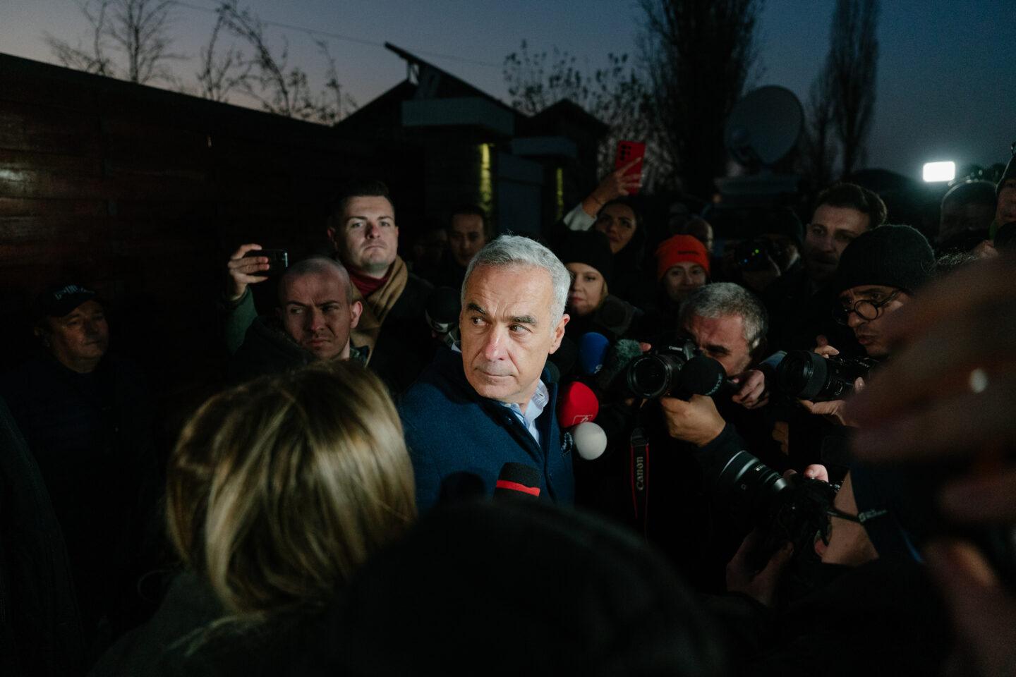 Călin Georgescu, skrajnie prawicowy zwycięzca I tury wyborów prezydenckich w Rumunii.