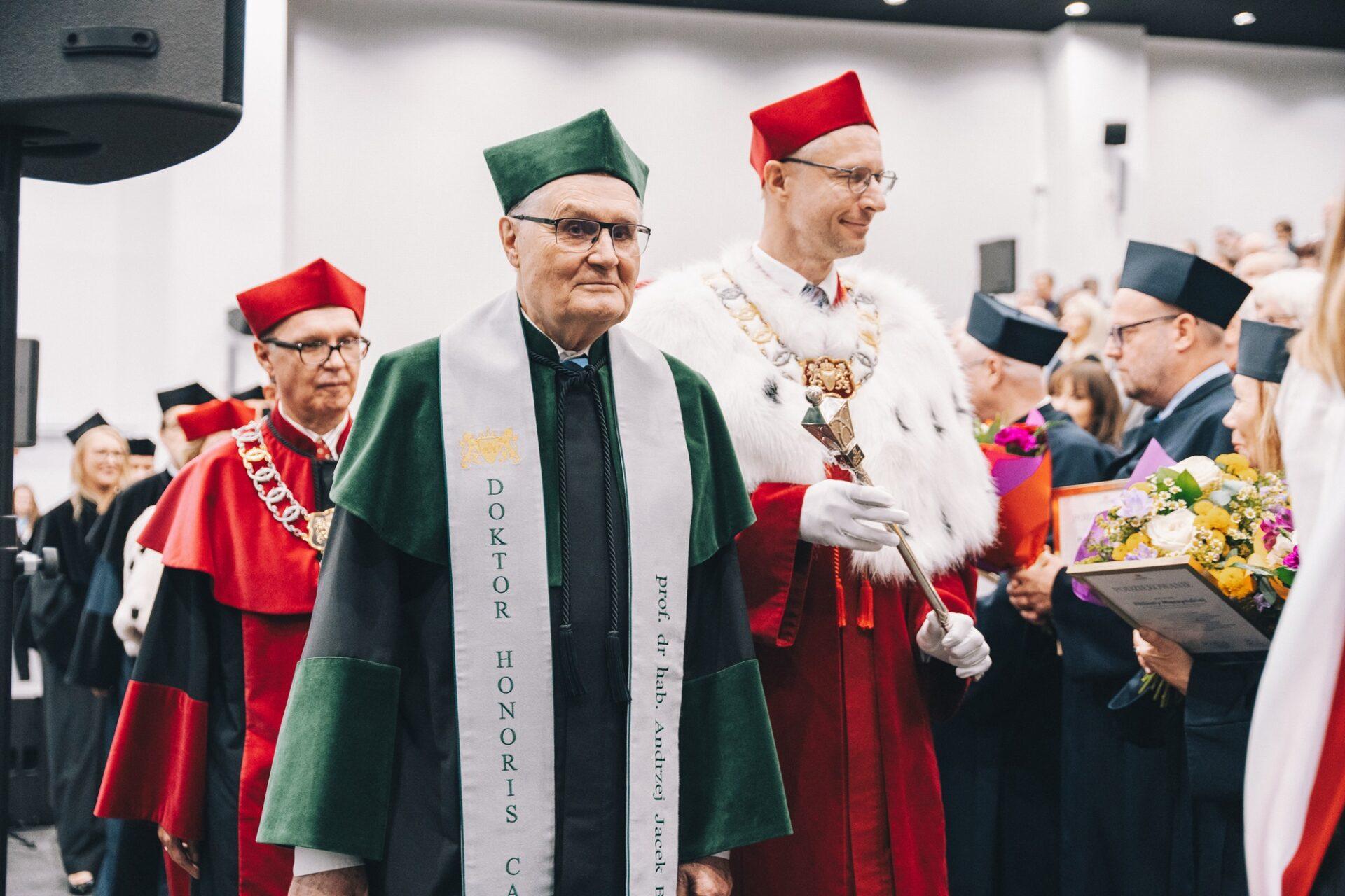 Na zdjęciu prof. Andrzej Blikle podczas nadania tytułu doktora honoris causa Akademii Ekonomiczno-Humanistycznej w Warszawie.