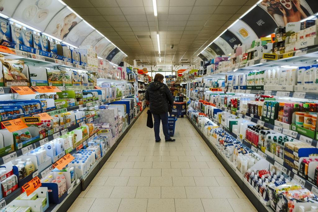 Zdjęcie przedstawia osobę w supermarkecie