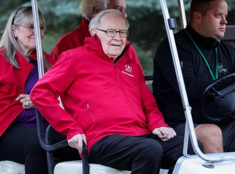 Warren Buffett jadący wózkiem golfowym.