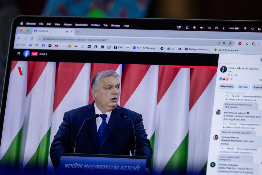 Węgierskiemu premierowi Viktorowi Orbánowi nie podoba się to, że jego rodacy robią coraz większe zakupy w zagranicznych sklepach internetowych.