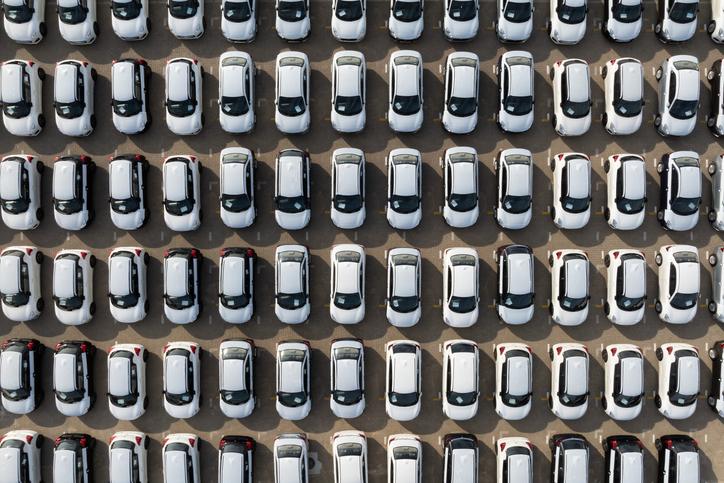 Widok na parking pełen pojazdów z lotu ptaka