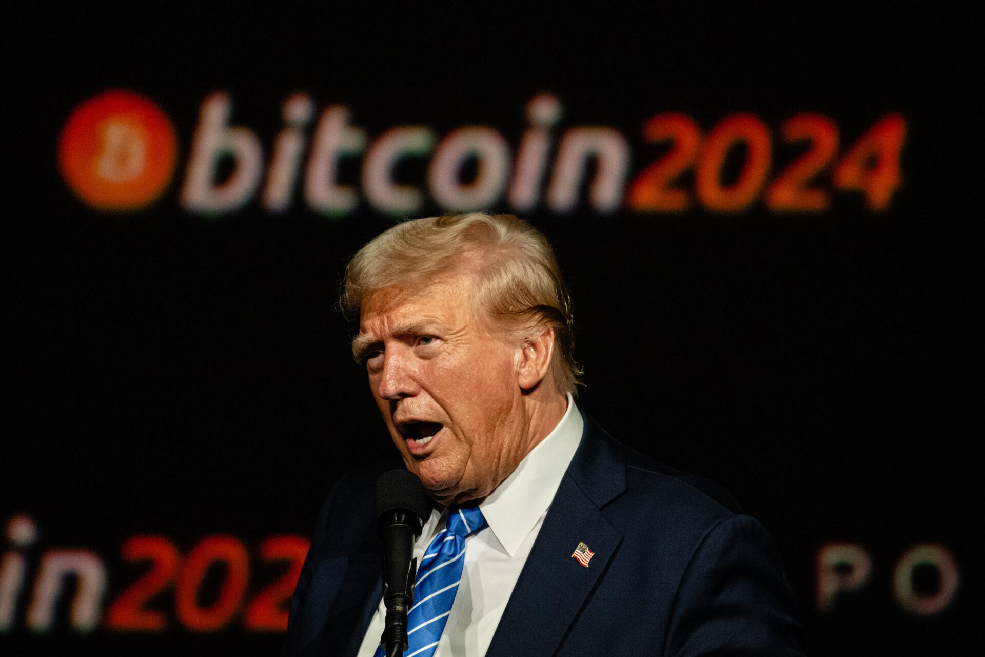 Zdjęcie Donalda Trumpa z napisem bitcoin w tle