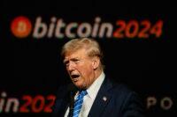 Zdjęcie Donalda Trumpa z napisem bitcoin w tle