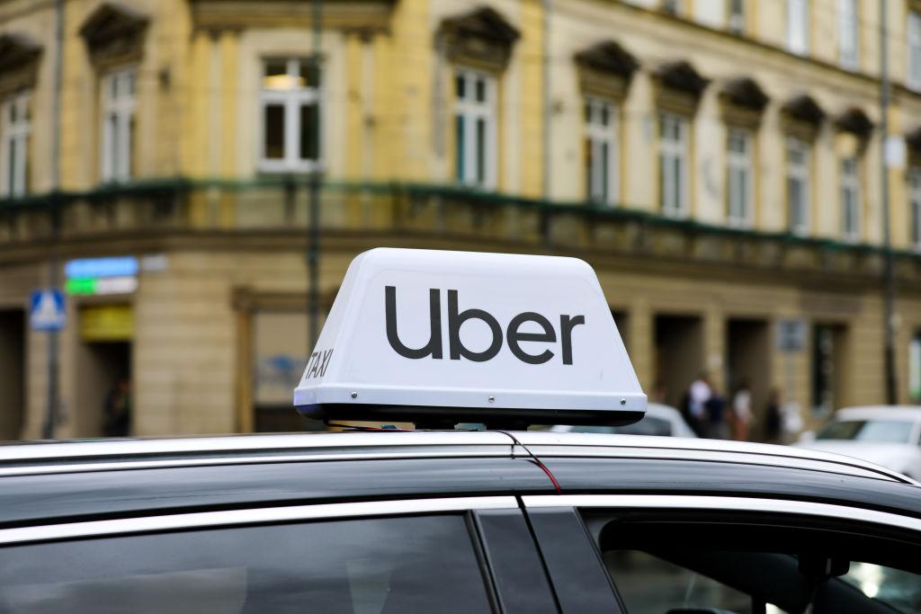 logo na taksówce Uber