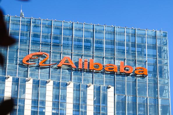 Na zdjęciu logo Alibaba na nowoczenym biurowcu.