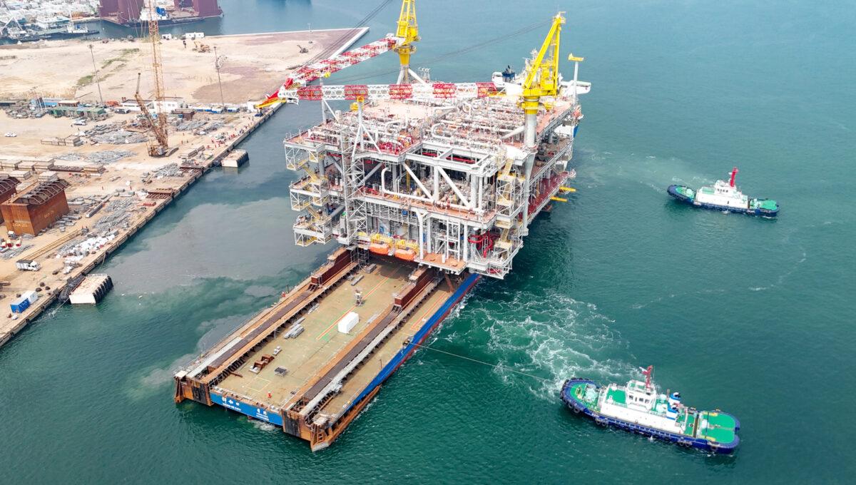 Platforma wydobywająca ropę w Arabii Saudyjskiej