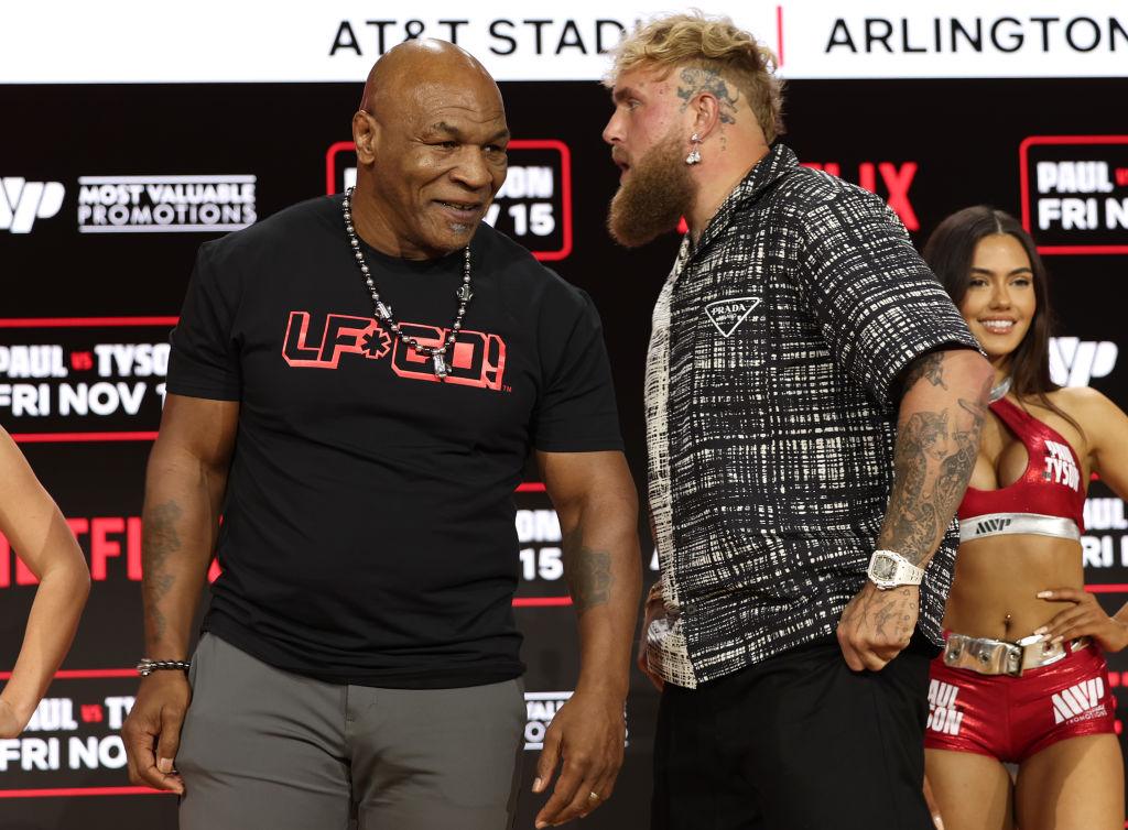 Na zdjęciu Mike Tyson (z lewej) oraz Jake Paul. Zmierzą się ze sobą w sobotę w Teksasie