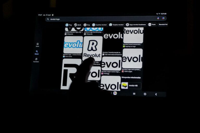 Zdjęcie przedstawia logo Revolut na ekranie