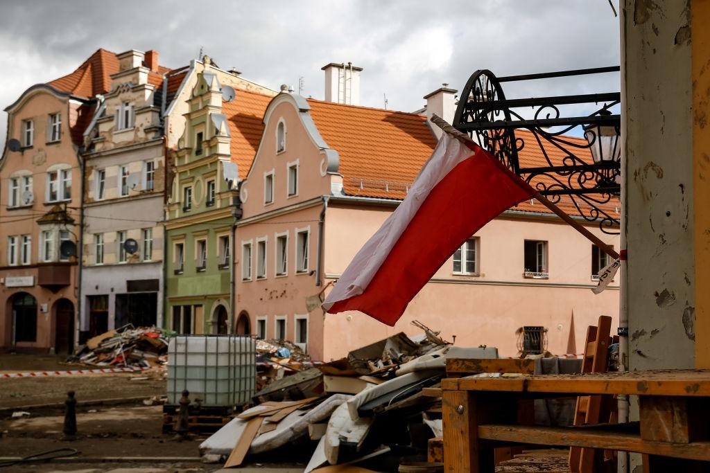 Zdjęcie przedstawia Kłodzko po przejściu powodzi we wrześniu 2024 r.