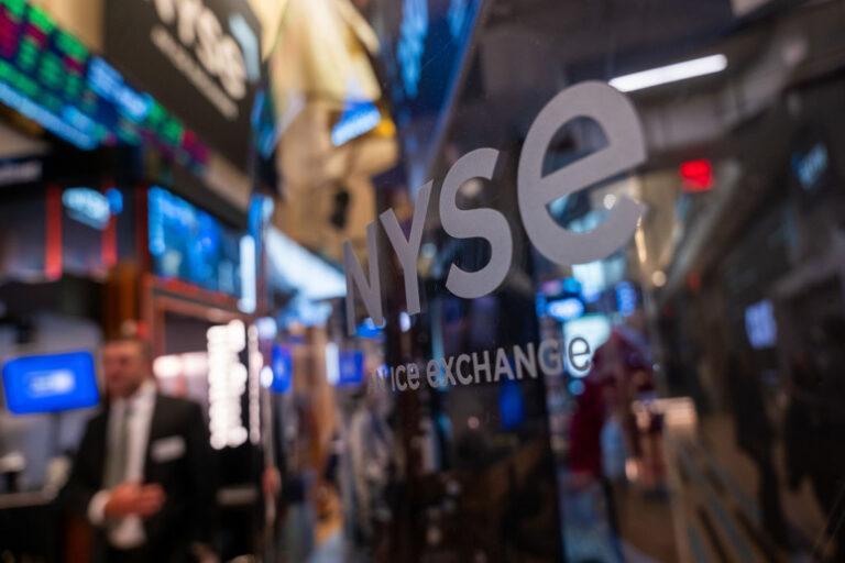 Na zdjęciu widać drzwi New York Stock Exchange