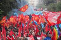 Strajkujący z flagami