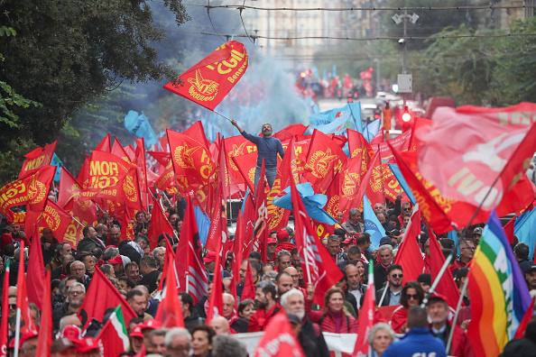 Strajkujący z flagami