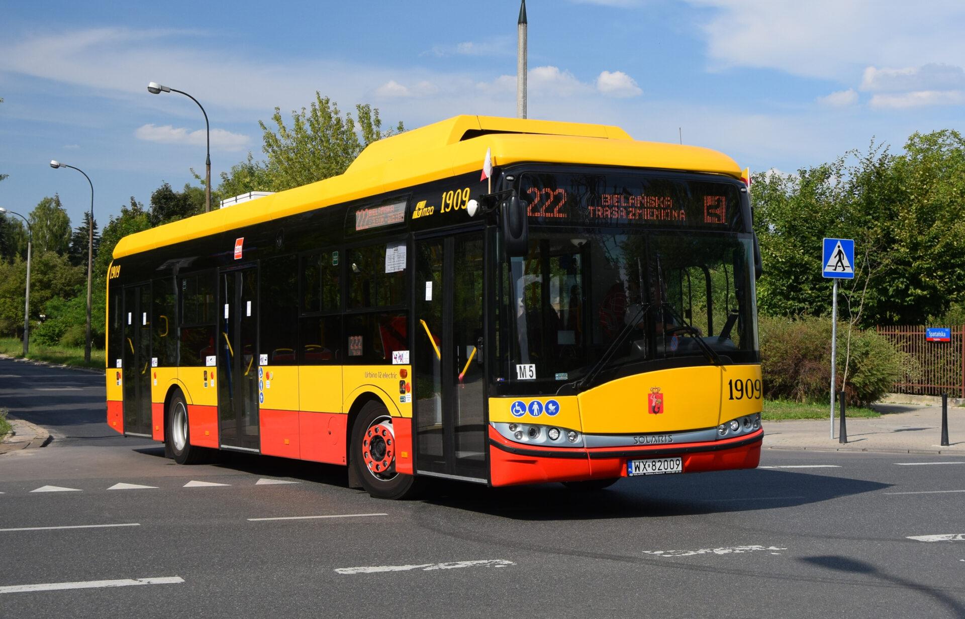 Na zdjęciu autobus elektryczny na ulicach Warszawy.