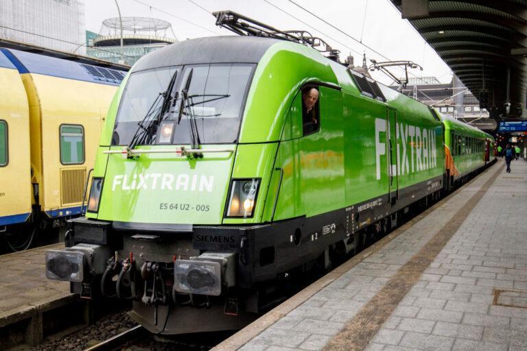 Na zdjęciu pociąg w barwach Flixtrain na stacji kolejowej.