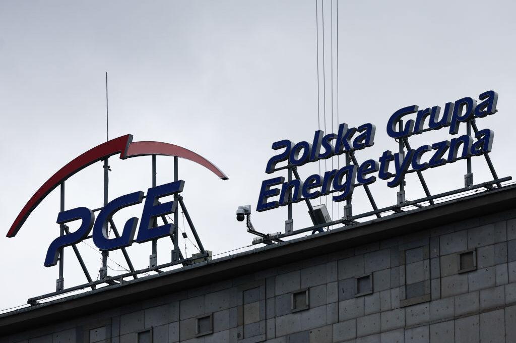 Na zdjęciu logo PGE na budynku w Warszawie