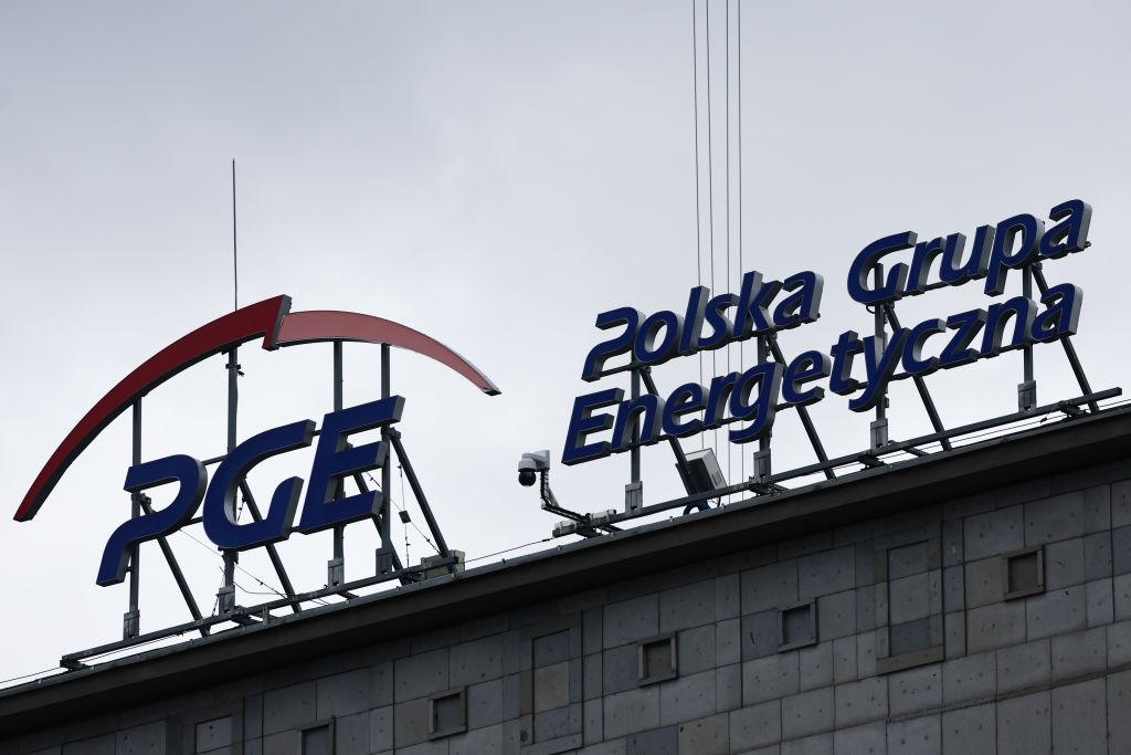 logo PGE na budynku w Warszawie