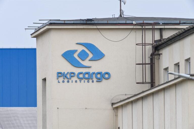 Na zdjęciu: Logo PKP Cargo na budynku w Gdyni