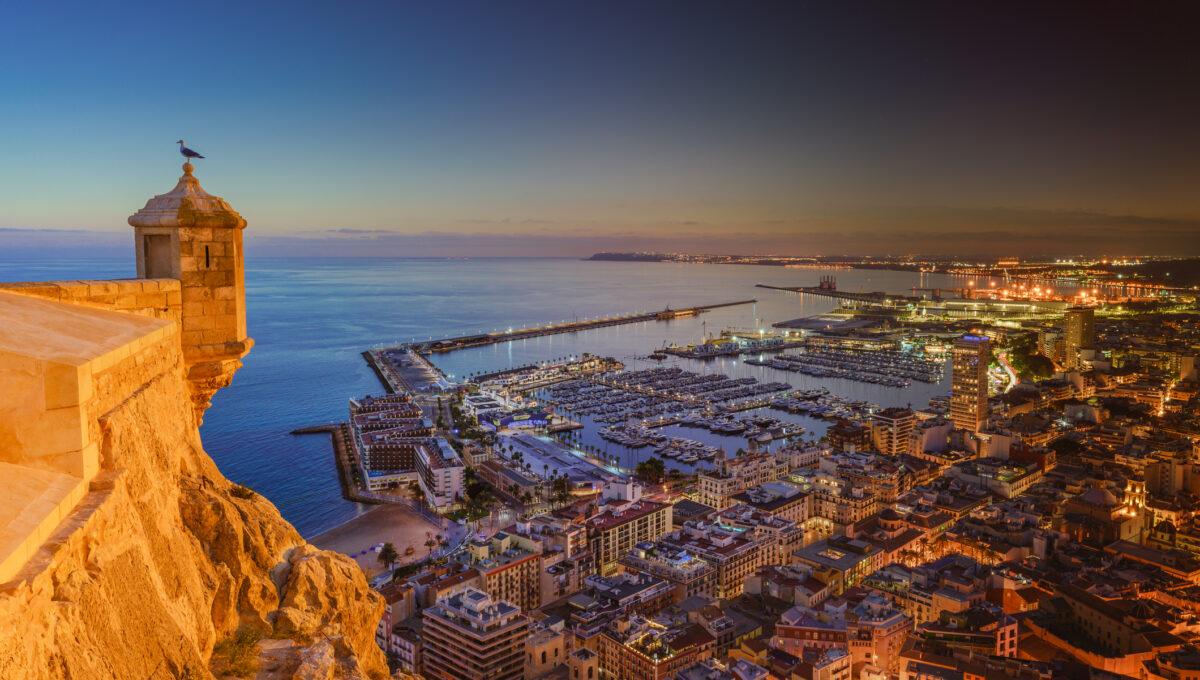 Zdjęcie przedstawia nadmorski kurort w Hiszpanii - Alicante