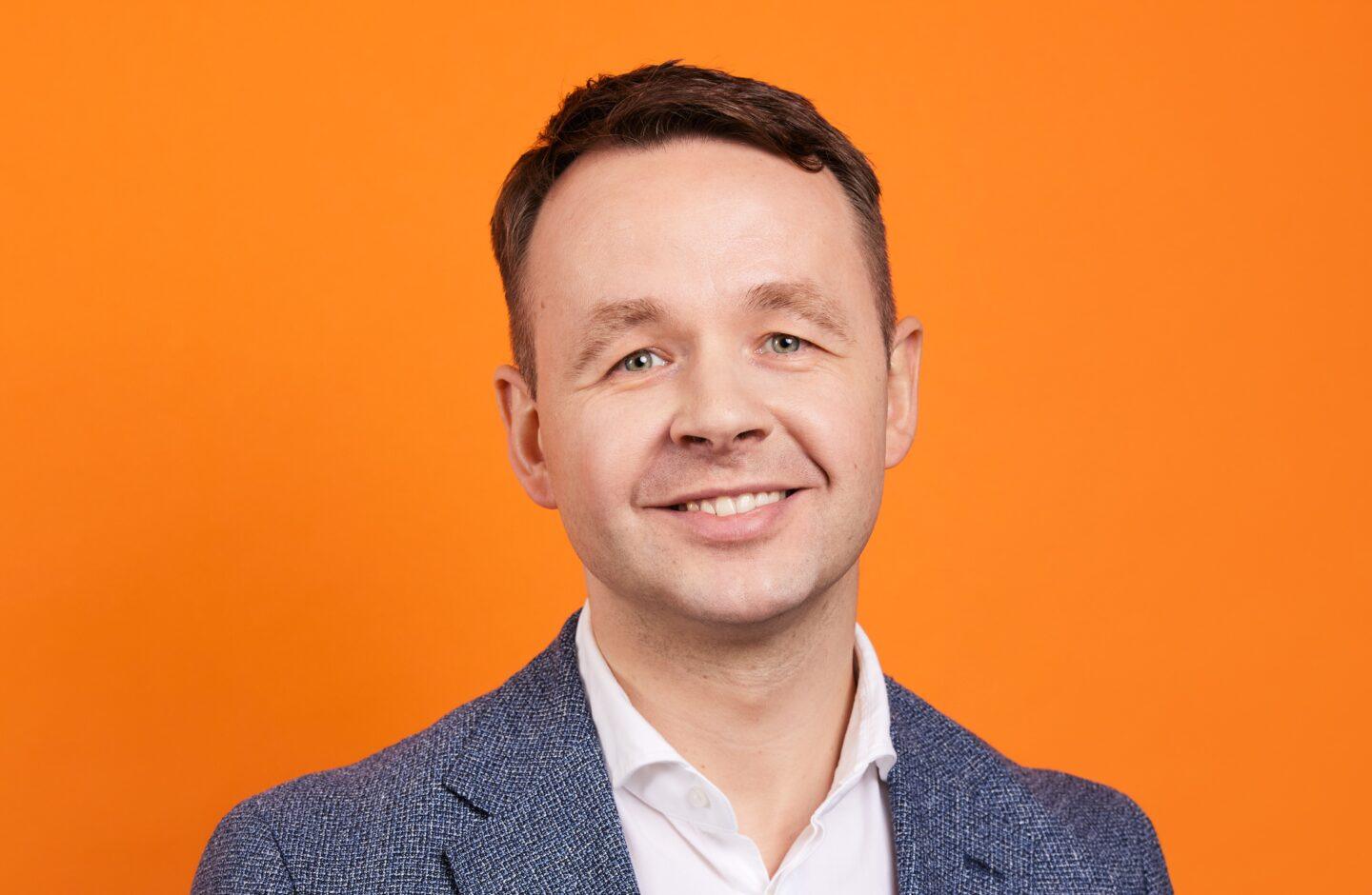 - Planujemy rosnąć szybciej niż rynek. Oczekujemy stabilnego wzrostu w tradycyjnych segmentach oraz dynamicznego rozwoju w nowych obszarach, dzięki czemu planujemy zwiększać nasze udziały. W 2024 r. Pyszne.pl wypracowało ok. 400 mln zł przychodów i jednocześnie najlepszą rentowność w naszej historii. W tym roku planujemy poprawić te wyniki - mówi Arkadiusz Krupicz, współzałożyciel i dyrektor zarządzający Pyszne.pl./ fot. materiały prasowe Pyszne.pl