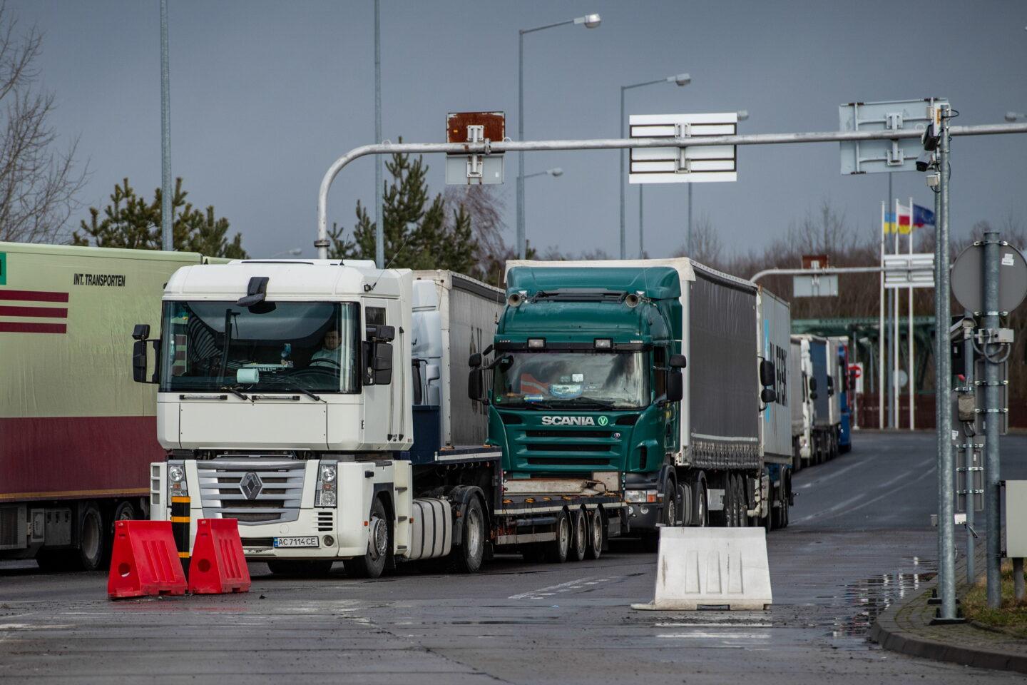 Na zdjęciu pojazdy ciężarowe w kolejne na przejściu w Dorohusku