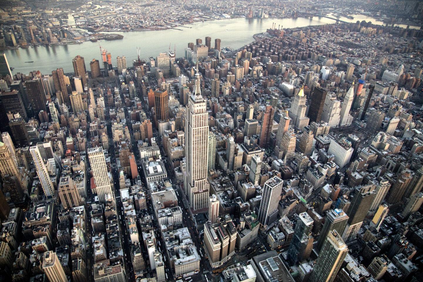 Zdjęcie przedstawia widok Manhattanu