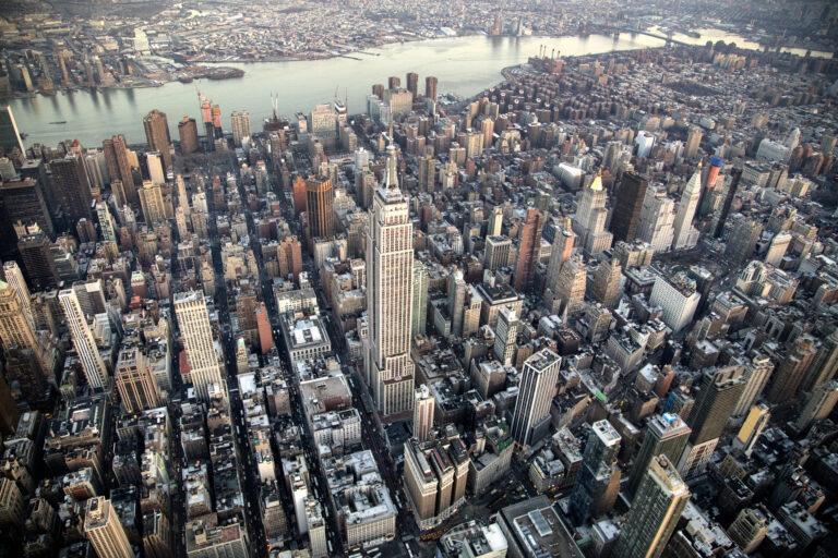 Zdjęcie przedstawia widok Manhattanu