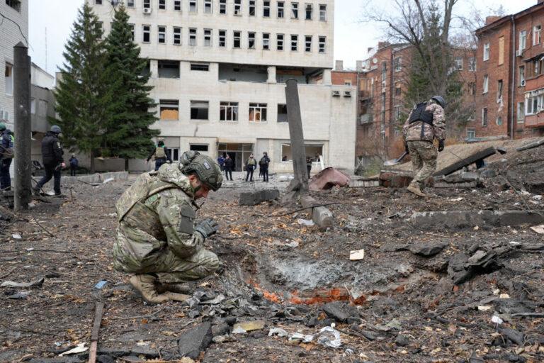 Na zdjęciu ukraińscy żołnierze na pogorzelisku po rosyjskim ataku rakietowym w centrum Charkowa